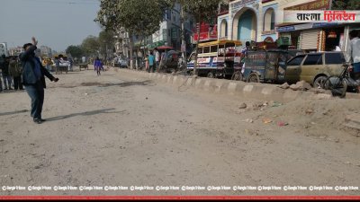 রাস্তার সংস্কার কাজ করা হচ্ছে