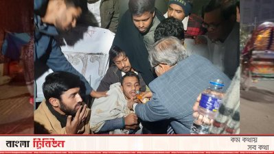 শিক্ষার্থীদের অনশন ভাঙাচ্ছেন উপাচার্য