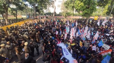 জেএনইউ’তে হামলা: রাষ্ট্রপতি ভবন অভিমুখে পদযাত্রায় পুলিশের লাঠিচার্জ