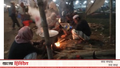 ইজতেমা ময়দানে নিজেদের খাওয়া-দাওয়ার ব্যবস্থা করছেন মুসল্লিরা