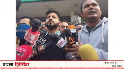 সাংবাদিকদের সঙ্গে কথা বলছেন ইশরাক হোসেন
