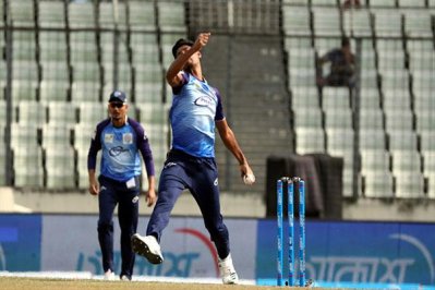 রংপুরের হয়ে বল করছেন মোস্তাফিজুর রহমান। 