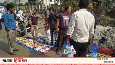 ঢাকা উত্তরে নির্বাচনি প্রচারণা সামগ্রীর হাট
