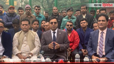 মাঠটি পরিদর্শনের পর সাংবাদিকদের সঙ্গে কথা বলছেন মেয়র সাঈদ খোকন 