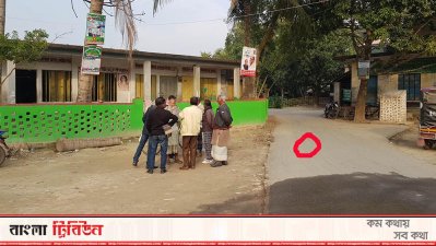 লাল দাগে চিহ্নিত অংশে আগে আম গাছ ছিল। যে গাছের নীচে দাঁড়িয়ে বক্তৃতা দিয়েছিলেন বঙ্গবন্ধু