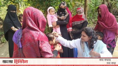 ভিটামিন &lsquo;এ&rsquo; ক্যাপসুল খাওয়ানো হচ্ছে