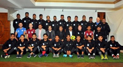 বোনাস ঘোষণার পর ফুটবলারদের সঙ্গে ছবি তুললেন বাফুফে সভাপতি সালাউদ্দিন