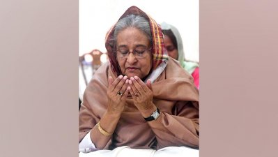 আখেরি মোনাজাতে অংশ নেন প্রধানমন্ত্রী (ছবি: পিআইডি)