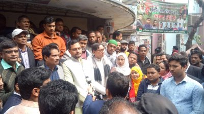 সাংবাদিকদের সঙ্গে কথা বলছেন বিএনপি প্রার্থী