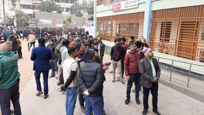 চট্টগ্রামের একটি ভোট কেন্দ্রের বাইরে