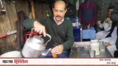চা দোকানির আসনে বসেন ঢাকা উত্তর সিটি করপোরেশন নির্বাচনে আওয়ামী লীগ মনোনীত মেয়র প্রার্থী আতিকুল ইসলাম