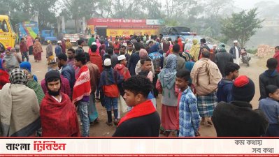 ঘটনাস্থলে উৎসাহী জনতার ভিড়