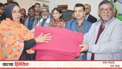 শীতার্তদের কম্বল দিচ্ছেন স্বাস্থ্যমন্ত্রী জাহিদ মালেক
