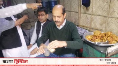 চা দোকানির আসনে বসেন ঢাকা উত্তর সিটি করপোরেশন নির্বাচনে আওয়ামী লীগ মনোনীত মেয়র প্রার্থী আতিকুল ইসলাম