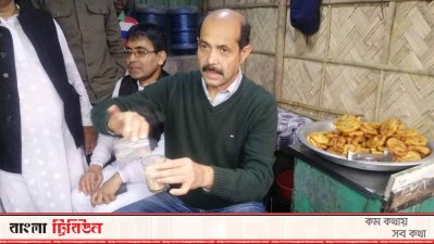 চা দোকানির আসনে বসেন ঢাকা উত্তর সিটি করপোরেশন নির্বাচনে আওয়ামী লীগ মনোনীত মেয়র প্রার্থী আতিকুল ইসলাম
