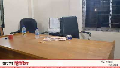 ব্যায়ামাগারের ভেতরে শাখা ছাত্রলীগের নেতাকর্মীদের বসার স্থান