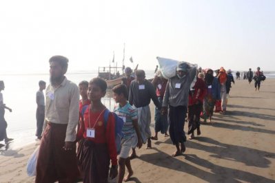 সমুদ্রে আটক রোহিঙ্গাদের শরণার্থী শিবিরে নিচ্ছে মিয়ানমার
