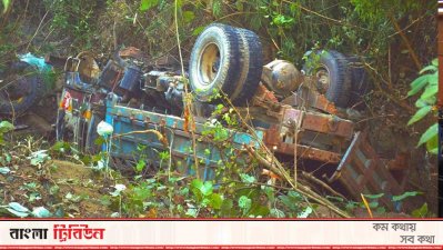 লামায় জিপ খাদে পড়ে হেলপার নিহত