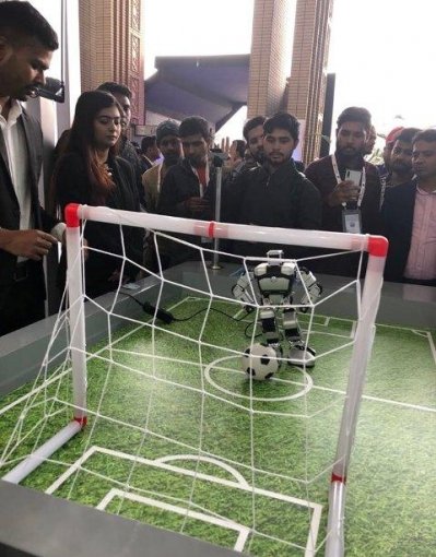 ফাইভ-জি প্রযুক্তিতে নিয়ন্ত্রণ করা হচ্ছে রোবট
