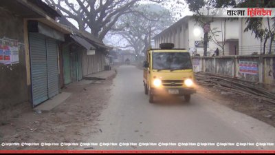 ঘন কুয়াশার কারণে হেডলাইট জ্বালিয়ে চলাচল করছে গাড়ি