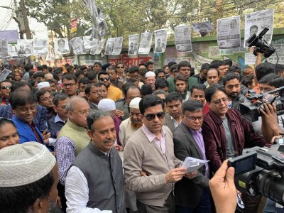 নির্বাচনি প্রচারণার সময় বক্তব্য রাখছেন ব্যারিস্টার ফজলে নূর তাপস