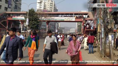 লোকজন বাধ্য হয়েই হেঁটে গন্তব্যে রওনা দিয়েছে