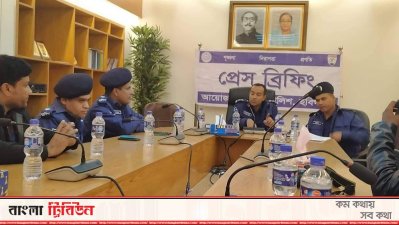 সংবাদ সম্মেলনে পুলিশ কর্মকর্তারা