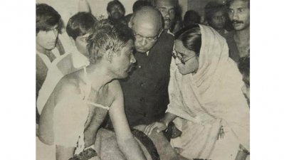 লালদীঘি ময়দানে হামলায় আহতদের সঙ্গে শেখ হাসিনা (ছবি: বাসস)
