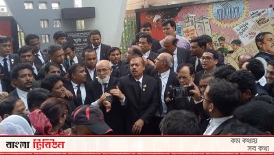 রায়ের পর সাংবাদিকদের সামনে প্রতিক্রিয়া জানান আইনজীবীরা