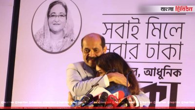 মেয়েকে আদর করছেন বাবা