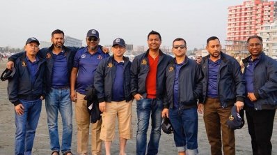 বন্ধুদের সঙ্গে সৈকতে টনি