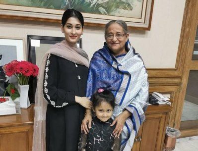 প্রধানমন্ত্রীর সঙ্গে সাকিবের স্ত্রী-কন্যা