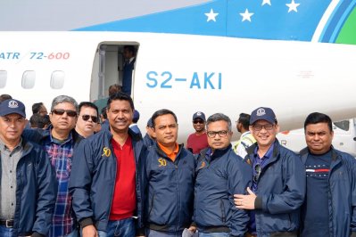 বন্ধুদের সঙ্গে কক্সবাজার বিমানবন্দরে