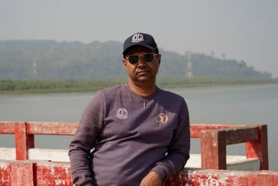 নাফ নদীর তীরে দাঁড়িয়ে বিষণ্ন টনি