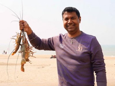 তাজা চিংড়ি হাতে পেয়ে খুশি টনি