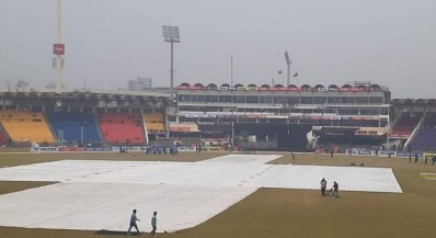 কভার দিয়ে উইকেট ঢেকে রাখা হয়েছে। 