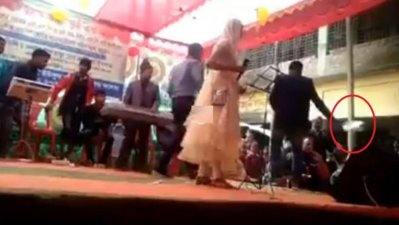 বঙ্গবন্ধুকে নিয়ে গান করায় শিক্ষার্থীর ডায়েরি ছুড়ে ফেললো এমপি&rsquo;র সফরসঙ্গী (ছবি: সংগৃহীত)