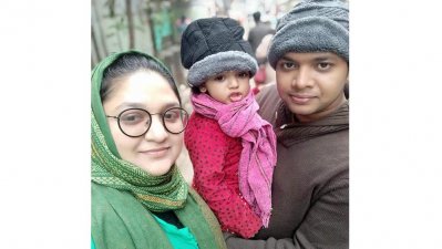 মা-বাবার সঙ্গে সরৌশী