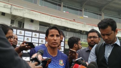 কথা বলছেন সালমা খাতুন। 