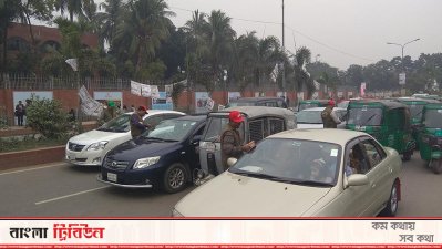বঙ্গবন্ধু আন্তর্জাতিক সম্মেলন কেন্দ্রের সামনে টোল আদায় করা হচ্ছে