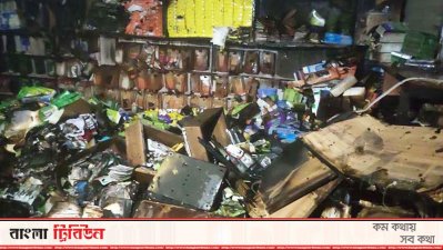 আগুনে ক্ষতিগ্রস্ত মোবাইলের দোকান