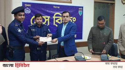 অগ্নিনির্বাপণে সাহসী অবদানের জন্য পাঁচ জনকে পুরস্কৃত