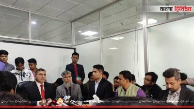 সাংবাদিকদের সঙ্গে কথা বলছেন এনআইডির ডিজি