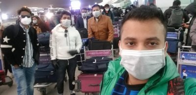 উহান বিমানবন্দরে অপেক্ষারত বাংলাদেশি শিক্ষার্থীরা