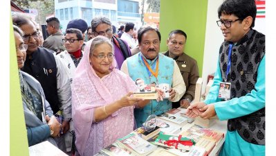 উদ্বোধনের পর অমর একুশে গ্রন্থমেলার একটি স্টলে প্রধানমন্ত্রী শেখ হাসিনা