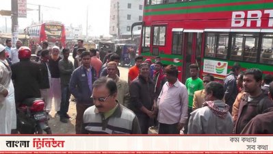 যাত্রীদের বাস থেকে নামিয়ে দেওয়া হয়েছে