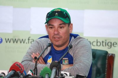 সংবাদ সম্মেলনে বাংলাদেশের কোচ রাসেল ডমিঙ্গো