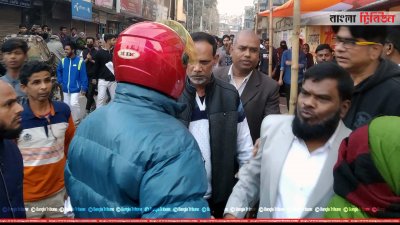 বিন্দুবাসিনী স্কুলের বাইরে বিক্ষুব্ধ পরীক্ষার্থী ও অভিভাবকরা