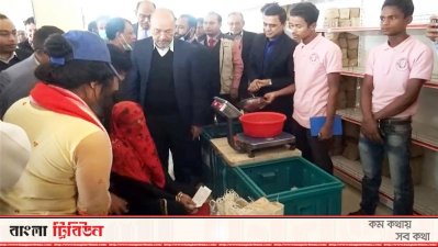 রোহিঙ্গাদের মধ্যে ত্রাণ বিতরণ করেন প্রতিমন্ত্রী ডা. এনামুর রহমান