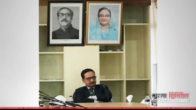 বিটিসিএলের কর্মশালায় অন্যদের বক্তব্য মনোযোগ দিয়ে শুনছেন প্রতিষ্ঠানটির ব্যবস্থাপনা পরিচালক রফিকুল মতিন।